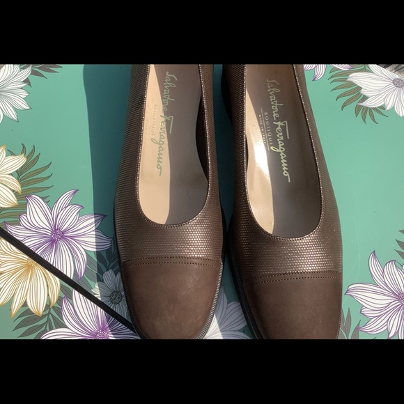 Salvador’s Ferragamo brown suede pumps - Picture 6 of 6